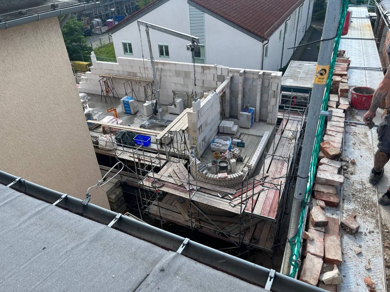 Mauerarbeiten mit großformatigen Steinen und Mauerkran